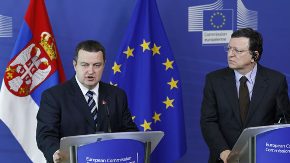 Der serbische Ministerpräsident Ivica Dacic und der EU-Kommissionspräsident José Manuel Barroso (rechts) an der gemeinsamen Pressekonferenz in Brüssel  am 26. Juni 2013.