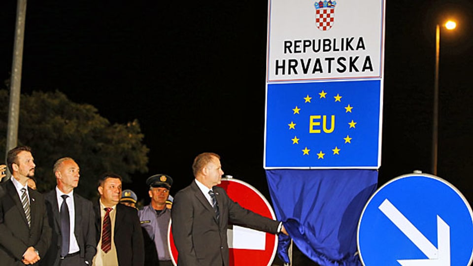 Die neue Beschriftung an der kroatisch-serbischen Grenze wird eingeweiht.