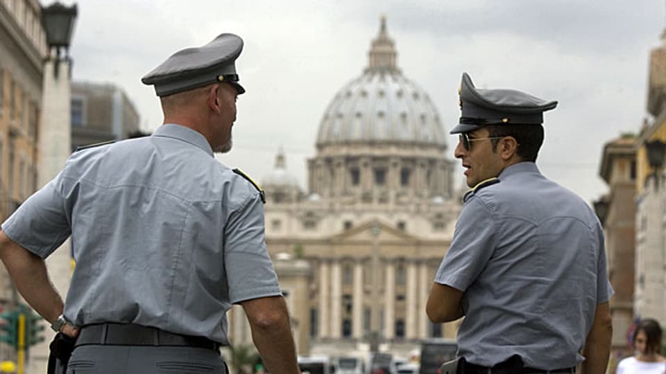 Zwei Polizisten der Guardia di Finanza im Gespräch vor dem Petersplatz.