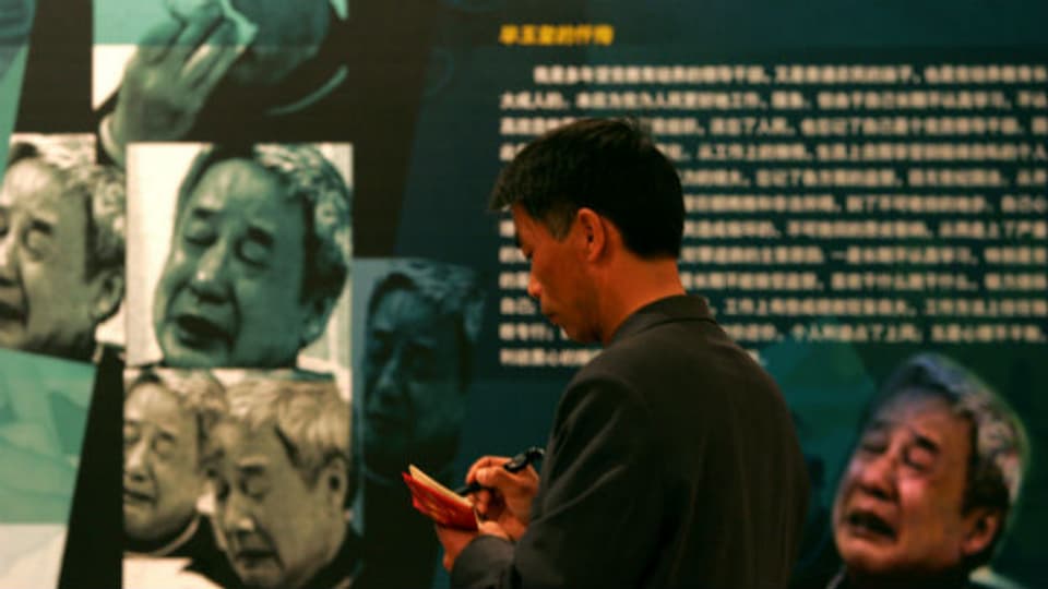 An einer Antikorruptions-Ausstellung in Peking im März 2005