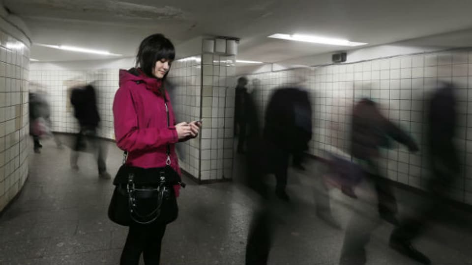 Auswandern oder bleiben? Junge Frau in Moskaus Untergrund.