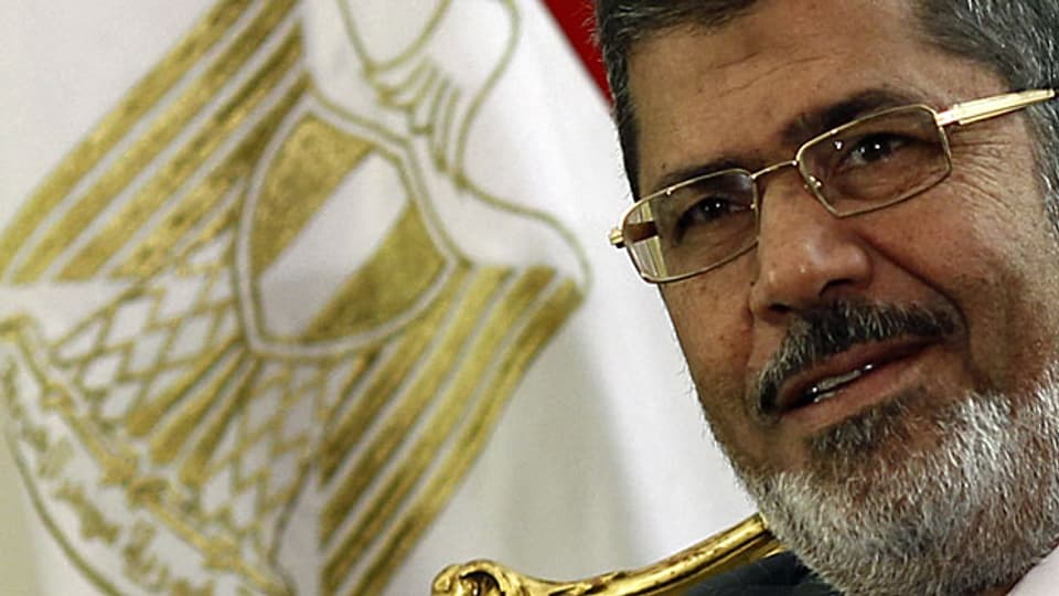 Der ägyptische Präsident Mursi verhandelt mit der mächtigen Armee.