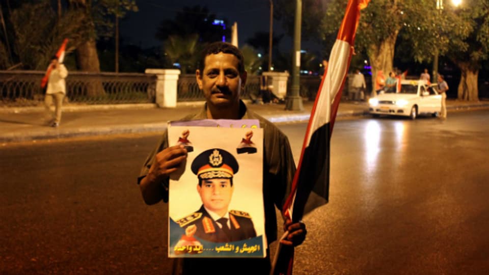 Ein Demonstrant mit einem Bild des ägpytischen Armeechefs, der Mursis Absetzung verkündete.