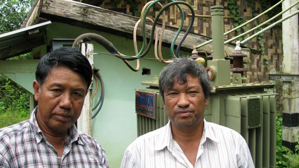 Der Strompräsident, rechts, mit einem Mitarbeiter im burmesischen Dorf Pokan.