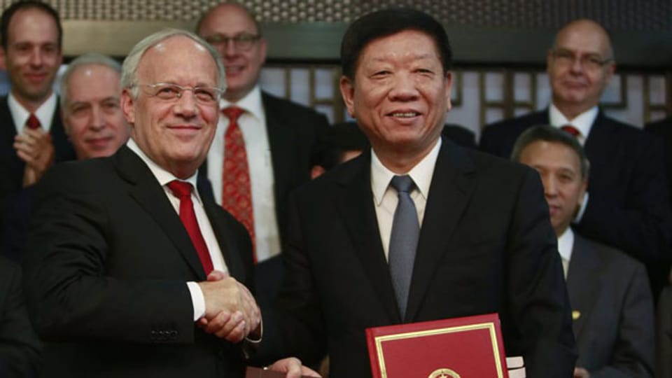 Bundesrat Schneider-Ammann und der chinesische Handelsminister unterzeichnen Freihandelsabkommen.