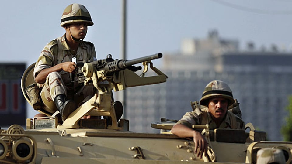 Soldaten der ägyptischen Armee blicken auf den Tahrir-Platz in Kairo, am 8. Juli 2013.