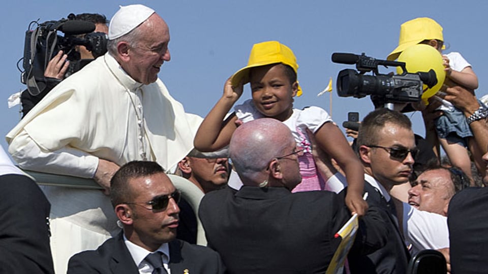 Papst Franziskus mit einem afrikanischen Kind, am 8. Juli 2013 auf der Insel Lampedusa..