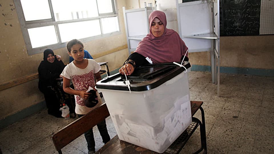 In einem halben Jahr soll in Agypten wieder gewählt werden. Bild: Ein Wahllokal in Alexandria bei den letzten Wahlen, am 17. Juni 2013.