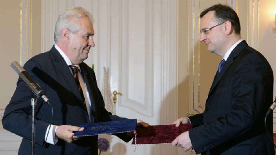 Petr Necas (rechts) bei der Übergabe seines Rücktritts-Gesuches als Ministerpräsident im mitte Juni 2013.
