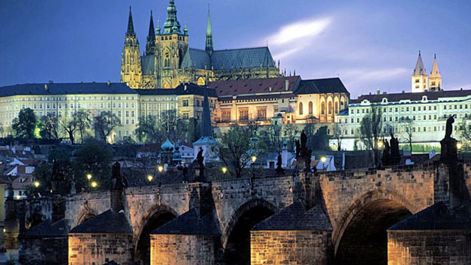 Blick auf die tschechische Hauptstadt Prag: Karlsbrücke, Prager Burg und im Hintergrund die Wenzelskathedrale.
