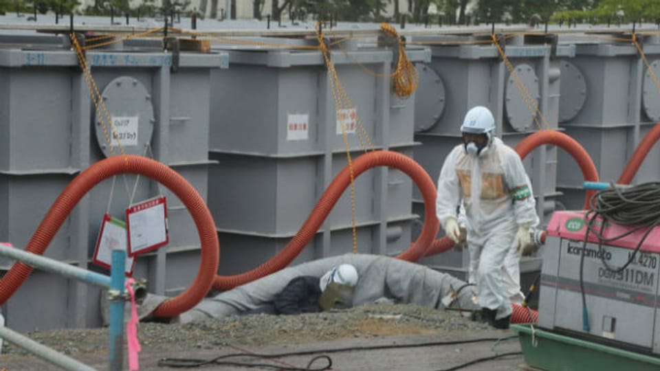 Schwieriges Saubermachen: Arbeiter zwischen Wassertanks in Fukushima.