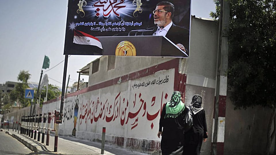 Palästinenserinnen am 9. Juli im nördlichen Gazastreifen, vor dem Plakat des abgesetzten ägyptischen Präsidenten Mursi.