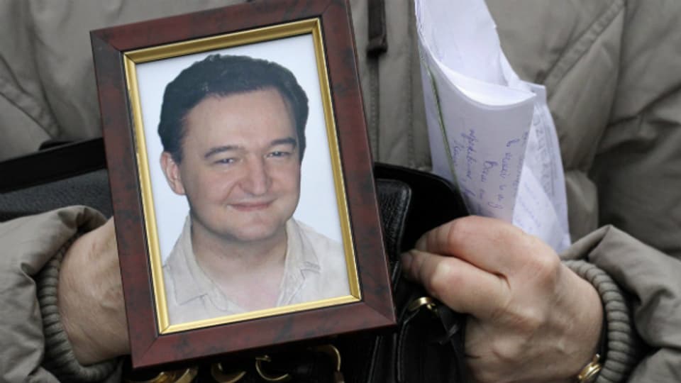 Der verstorbene Anwalt Magnitski auf einem BIld, das seine Mutter hält.