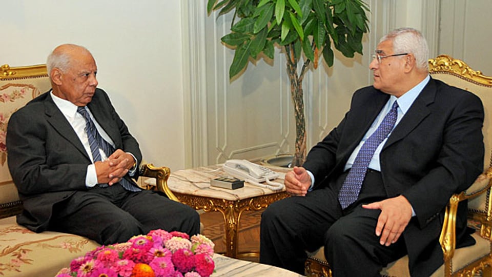 Die ägyptische Übergangsregierung - links: Premier Hasem el-Beblawi, rechts: Präsident Adli Mansur. Ägypten ist abhängiger denn je von seinen Geldgebern.