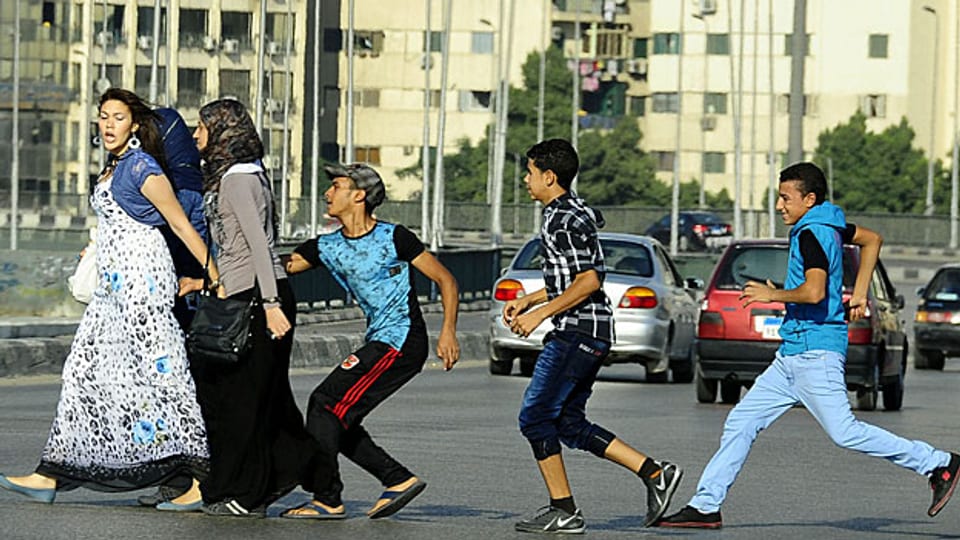 Kairoer Jugendliche begrabschen auf der Strasse eine Frau.