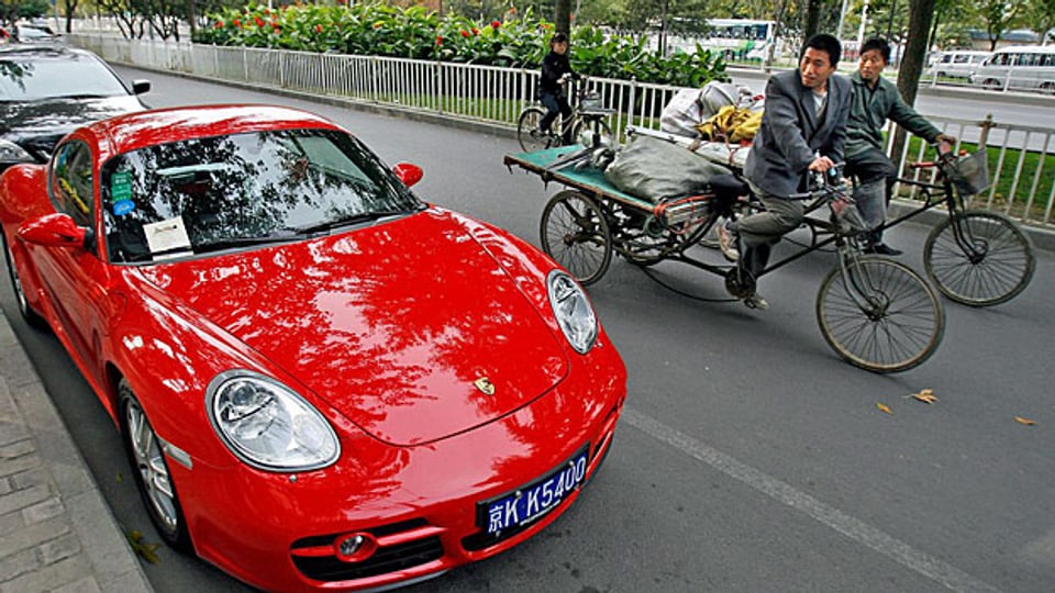 Ein Porsche Cayman in einem reichen Quartier Pekings.
