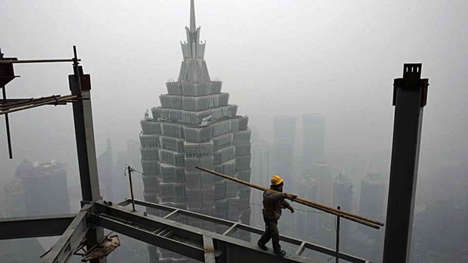 Chinas Wirtschaft schrumpft - und das ist gut so, sagt die chinesische Regierung, und  auch die Schweizer Wirtschaft. Bauarbeiter in Shanghai.