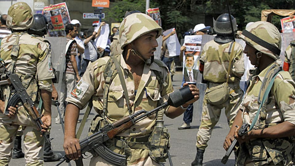 Soldaten kontrollieren eine Gruppe Mursi-Unterstützer in Kairo, am 12. Juli 2013.