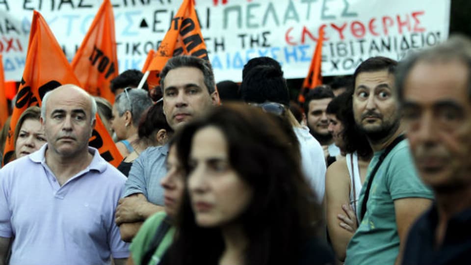 Die Griechen protestieren gegen das harte Sparprogramm der Regierung