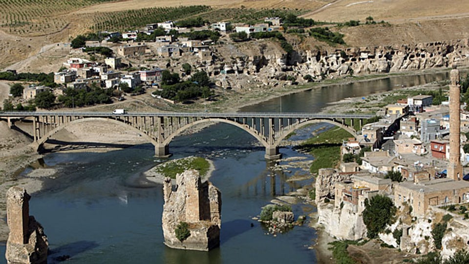 Blick auf die antike Stadt Hasankeyf am Tigris, sie wird nach Fertigstellung des Staudamms überflutet.
