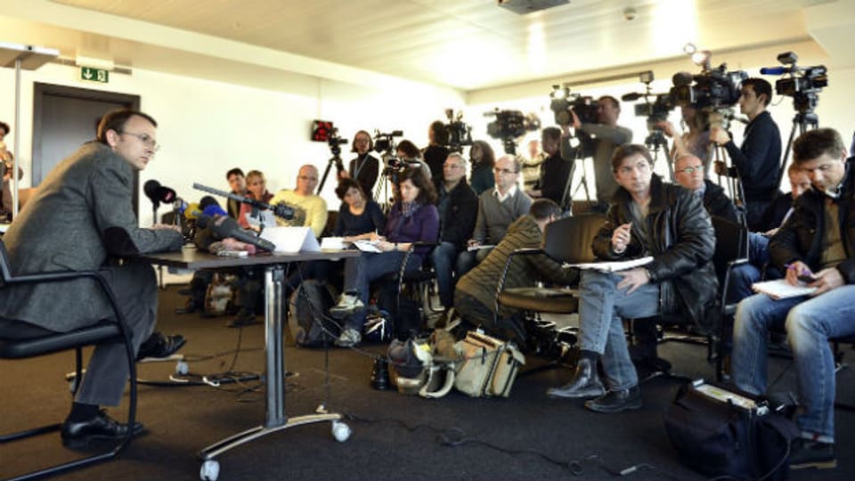 Der Genfer Staatsanwalt Yves Bertossa vor den Medien zur Affäre Cahuzac.