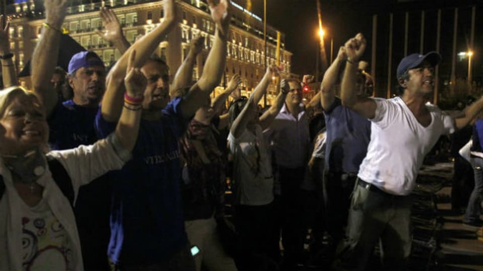 Staatsangestellte protestieren in der Nacht vor dem Parlament in Athen.
