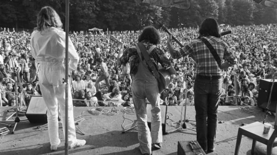 Drei Herren spielen auf: Eine Musikgruppe am Gurten-Festival 1979.