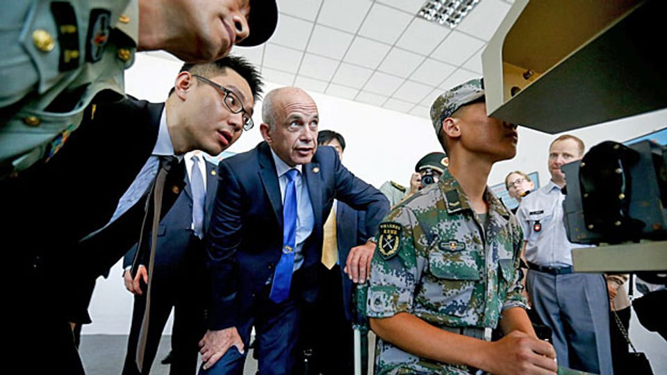 Bundespräsident Ueli Maurer besucht eine Anlage der chinesischen Armee in der Nähe von Peking.