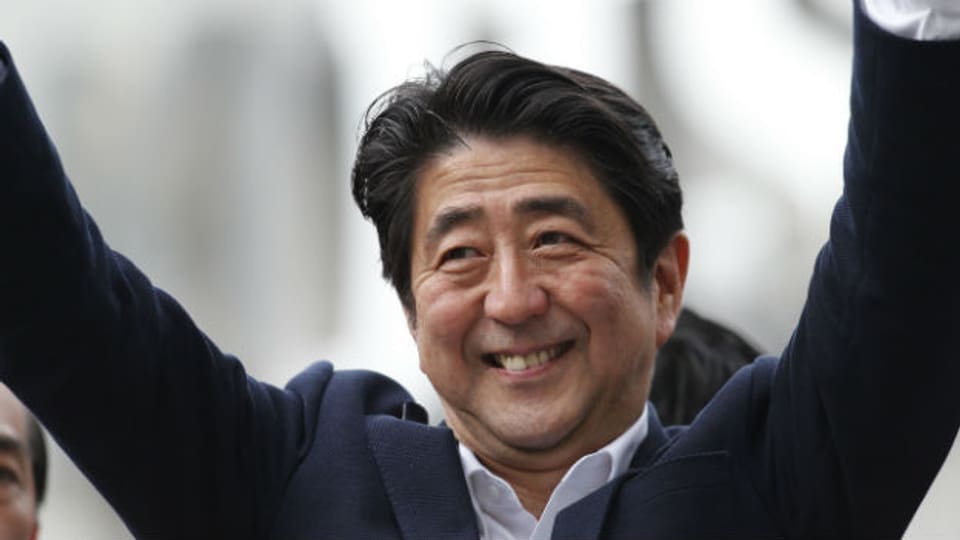 Hat gut lachen: Regierungsschef Shinzo Abe dürfte bald beide Parlamentskammern hinter sich haben.