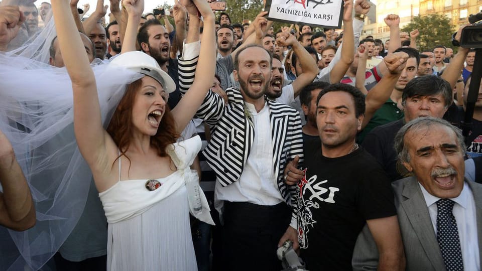 Heirat mit Bauhelm im Gezi-Park