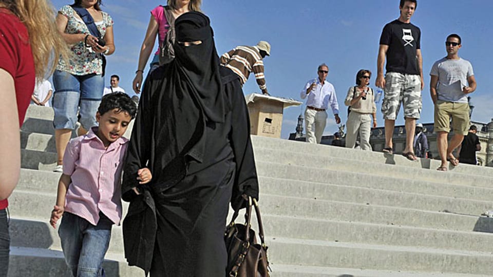Burka-Trägerin mit ihrem Sohn in Paris.