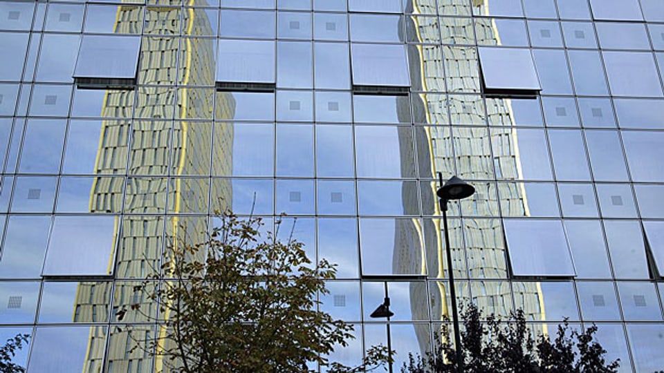 Der Europa-Gerichtshof spiegelt sich in einem anderen Gebäude auf dem Kirchhof-Plateau in Luxemburg.