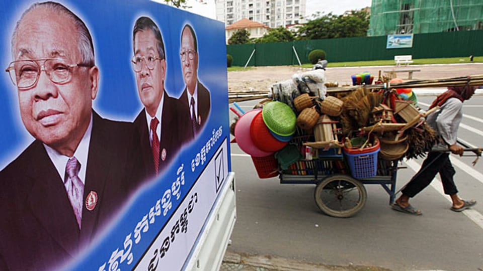 Wahlplakat in Kambodschas Hauptstadt Phnom Penh. Premier Hun Sen ist der Mann in der Mitte.