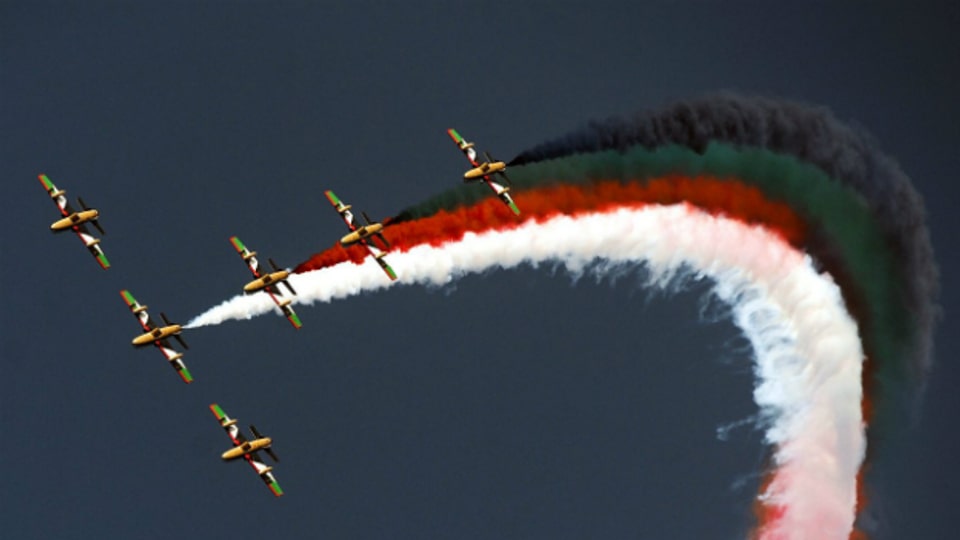 Kuwait - der Himmel in den Landesfarben: Flugperformance zum Nationalfeiertag im Februar 2013.