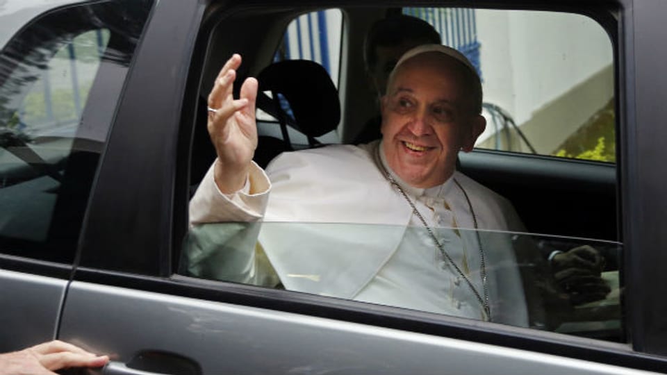 Papst Franziskus gibt sich auf seinem Brasilien-Besuch volksnah und unkompliziert.