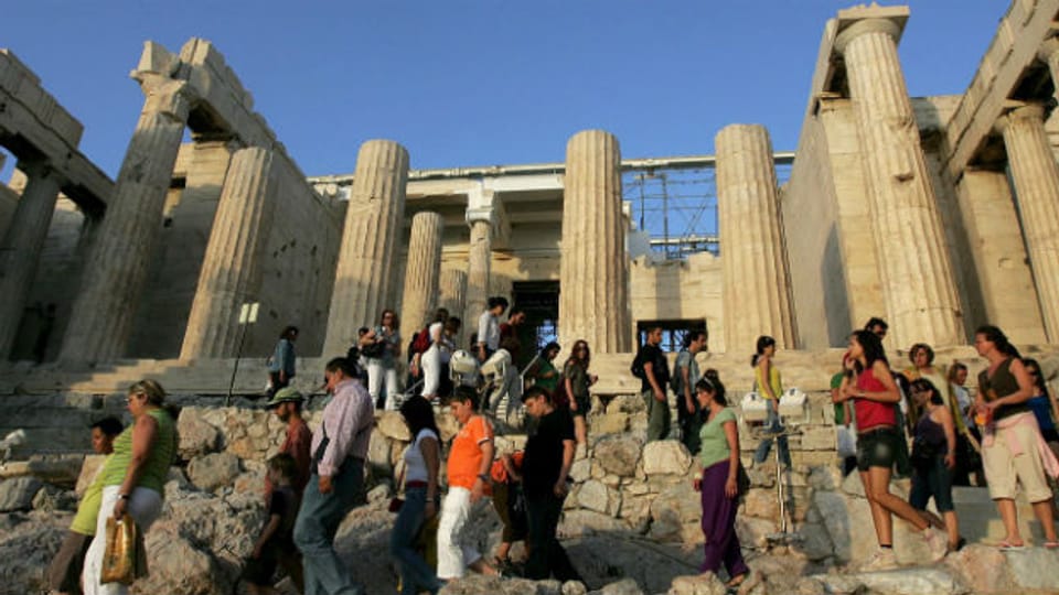 Touristen beim Besuch der Akropolis in Athen.