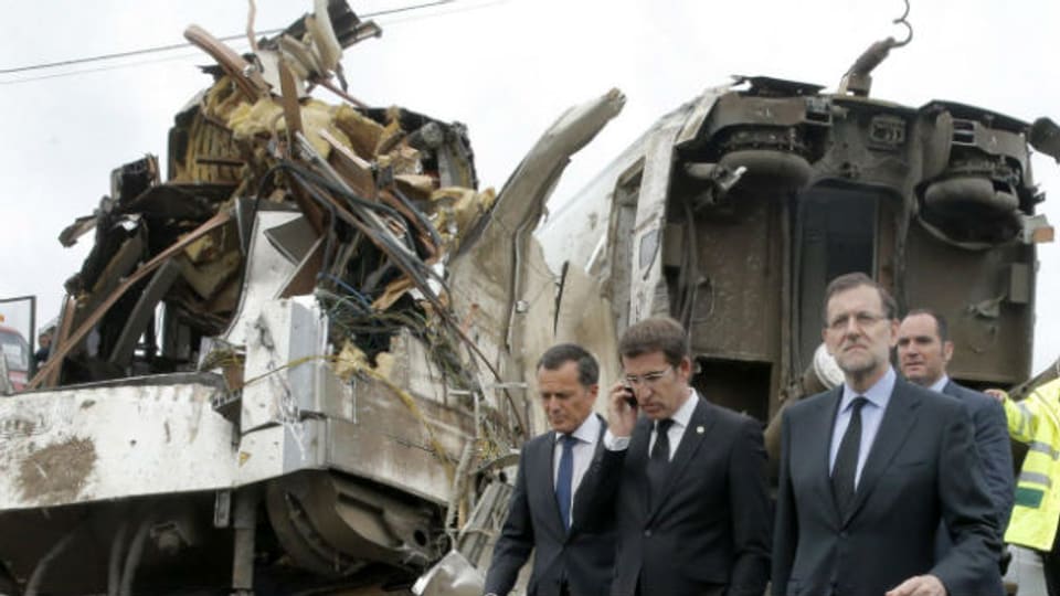 Ministerpräsident Rajoy am Unglücksort bei Santiago de Compostela.