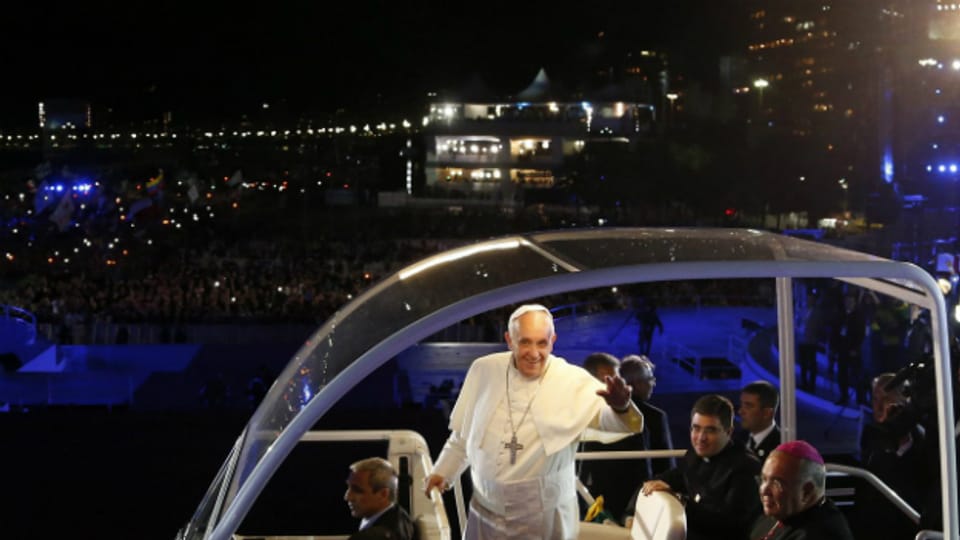 Winken im Papamobil: Der Papst an der Copacabana.