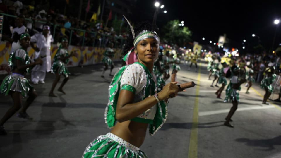 Karneval in Santiago de Cuba: doch trotz Feierlichkeiten - die Liberalisierung will nicht so recht vorwärtskommen.