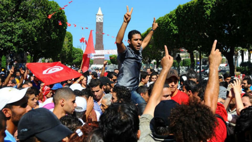 Demonstranten protestieren im Zentrum von Tunis gegen die Ermordung von Mohammed Brahmi.
