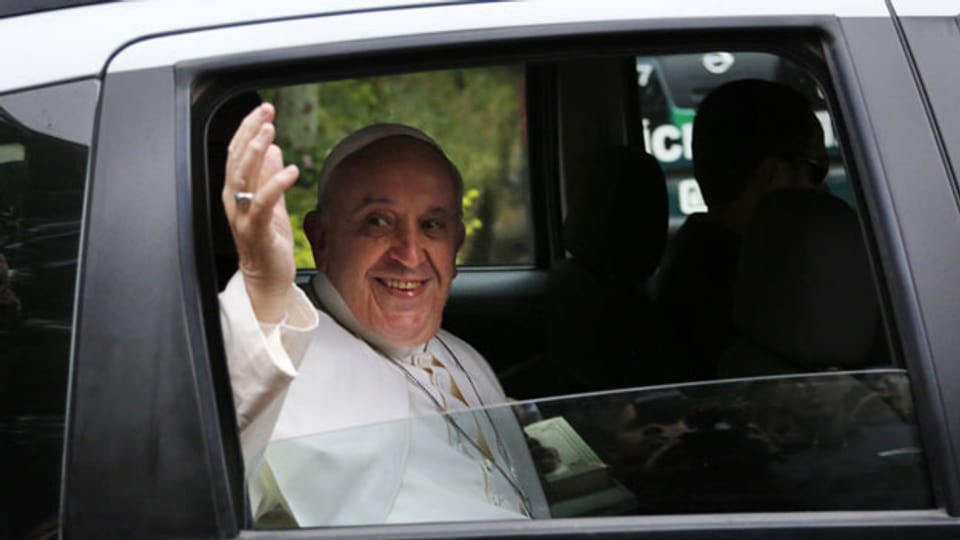 Papst Franzikus I winkt aus seinem Auto den Anwesenden zu. Er sucht bewusst die Nähe zur Bevölkerung.