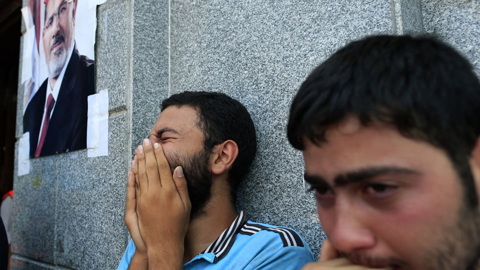 Mursi-Anhänger trauern um tote Brüder