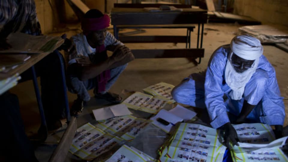Wahlhelfer beim Stimmenzählen in der nordostmalischen Stadt Kidal.