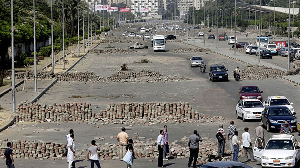 Barrikaden aus Mauersteinen auf einer Strasse die vom Zentrum Kairos nach Nasr City führt - wo die Muslimbruderschaft ihr Camp hat.