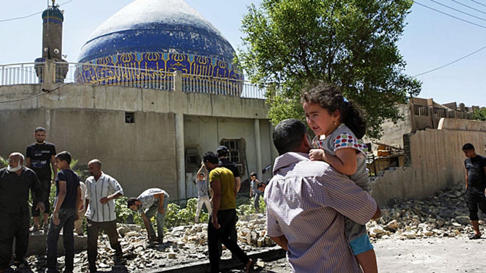 Räumungsarbeiten nach einem Bombenanschlag auf eine schiitische Moschee in Bagdad, am 29. Juli 2013.