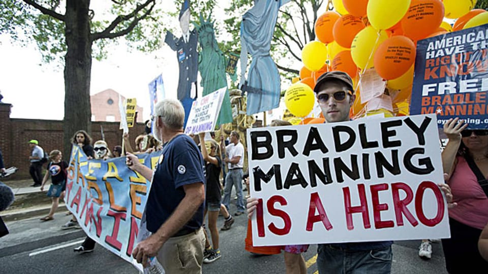 Für die einen sind Whistleblower Verräter, für die anderen Helden - Demonstration für den US-Soldaten Bradley Manning am 26. Juli 2013 in Washington.