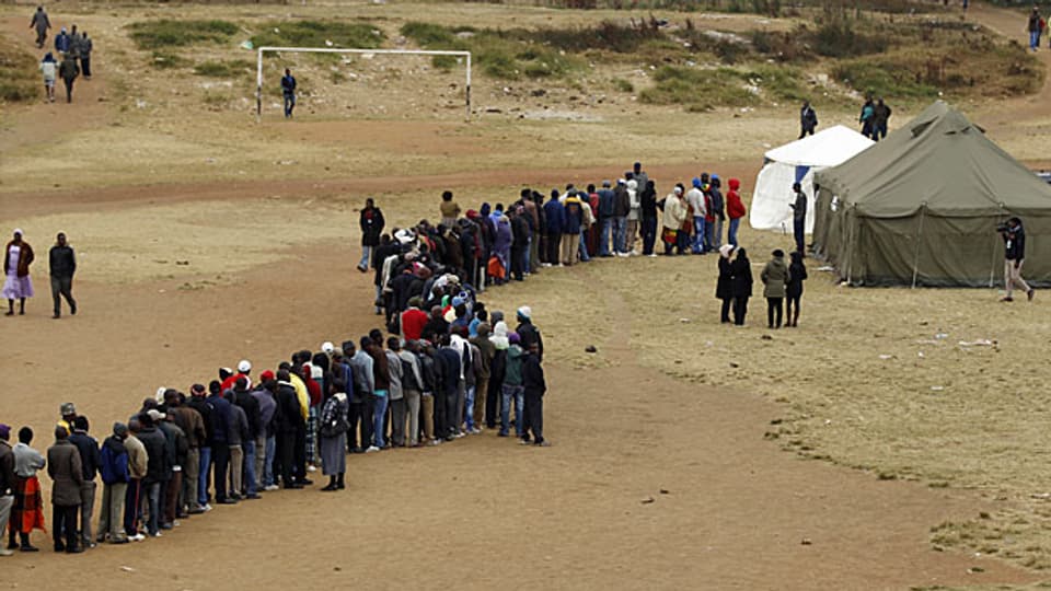 Warteschlange vor einem Wahllokal in einem Aussenquartier der Hauptstadt Harare, am 31. Juli 2013.