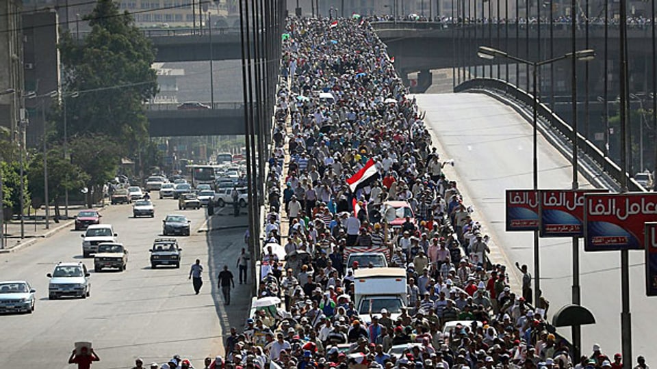 Die Lage in Ägypten beschäftigte die Medien den ganzen Monat Juli. Bild: Demonstration der Unterstützer von Mahammed Mursi am 30. Juli 2013 im Nasr-City-Quartier in Kairo.