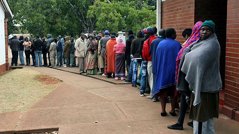Warteschlange vor einem Wahllokal in einem Aussenquartier der Hauptstadt Harare.