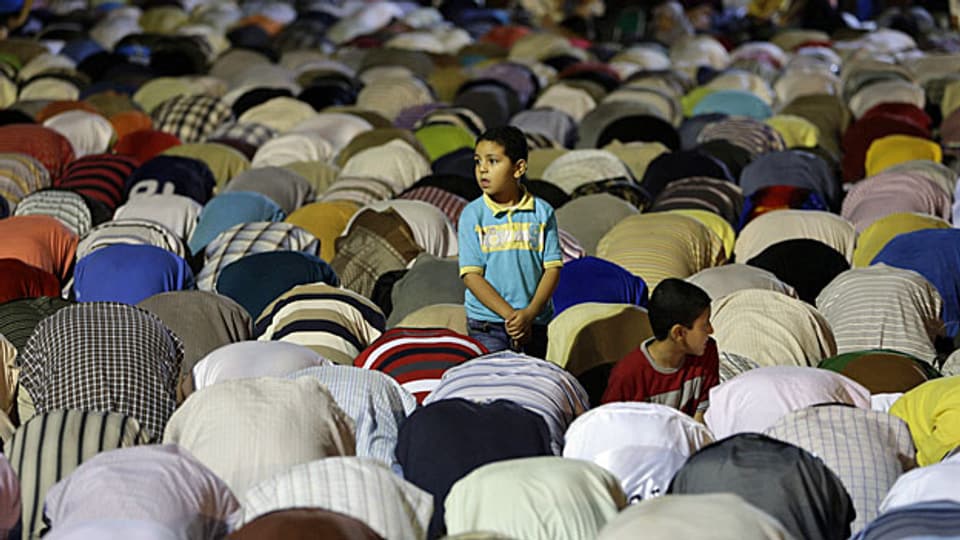 Anhänger Mohammed Mursis beim Gebet in Nasr City, einem Aussenquartier Kairos.